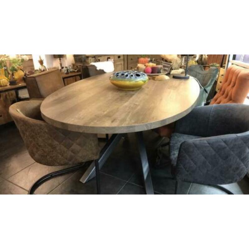 Tafel force in de kleur mokka direct leverbaar.