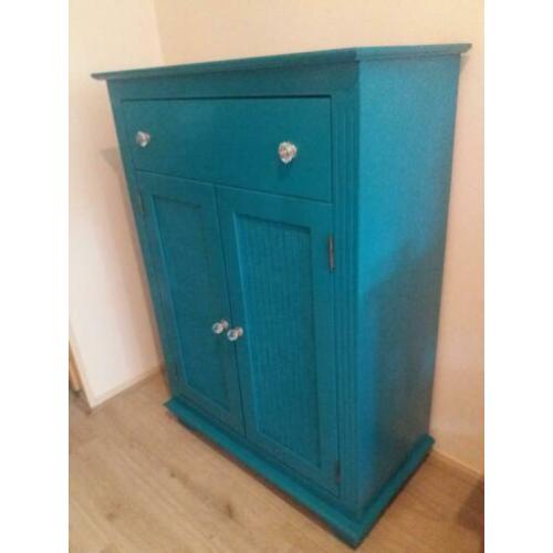 Blauwe kast met twee deurtjes en één lade