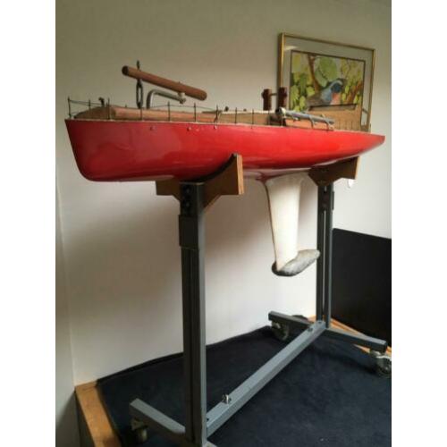 Groot model zeiljacht met opbergdok