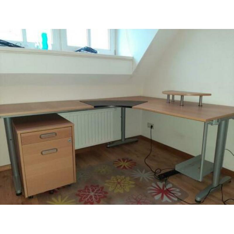 Prachtig hoek burau met ladekastje
