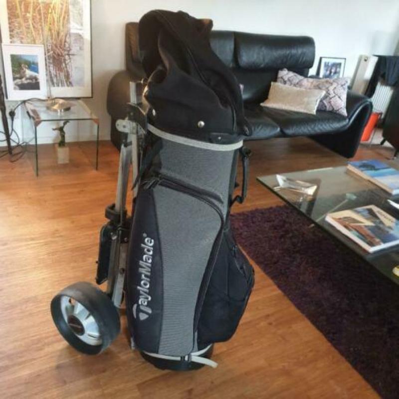 TaylorMade cartbag met Happy Golf trolley.