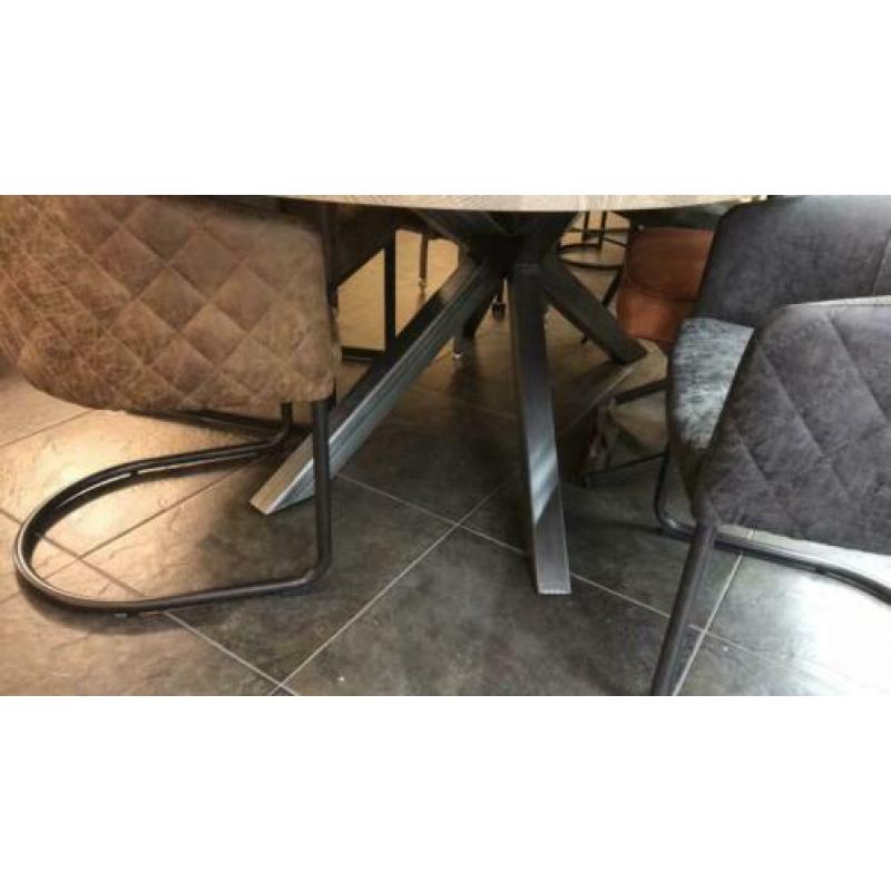 Tafel force in de kleur mokka direct leverbaar.