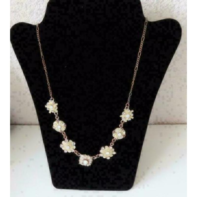 koperkleurige ketting met witte bloem strass