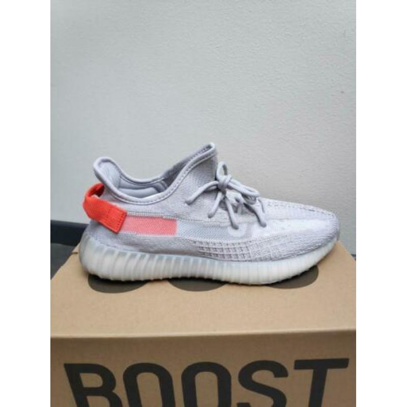 Yeezy tail light 43 1/3 MOET NU WEG