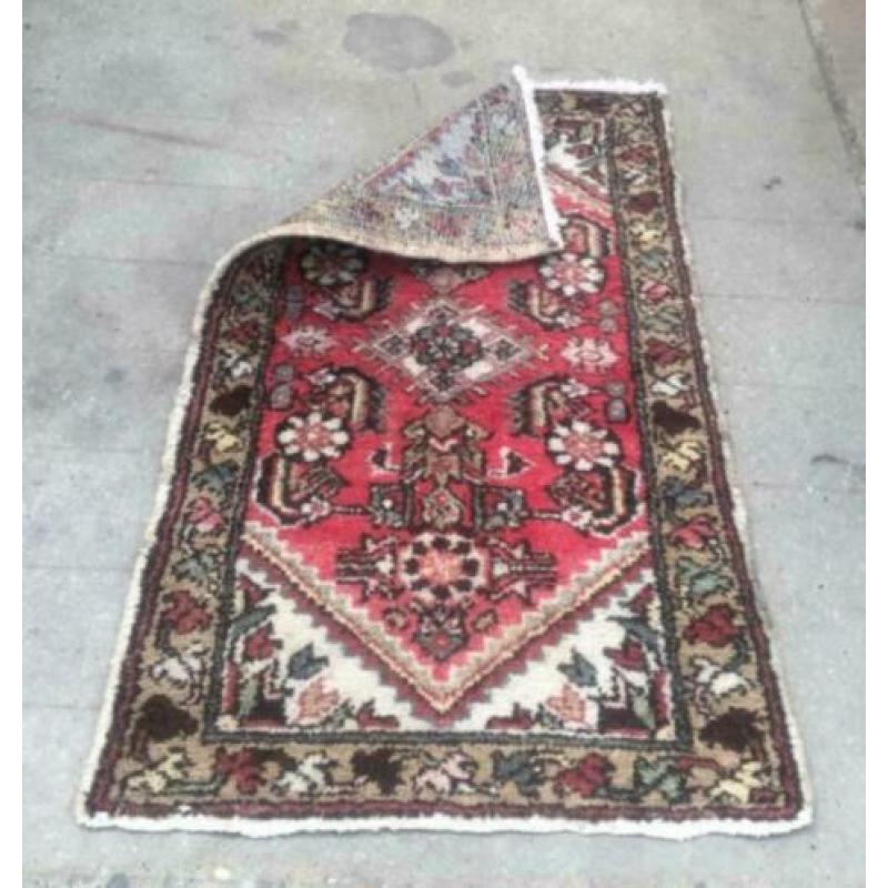 Vintage tapijt rood wit bruin 112 x 64