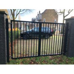 Stalen dubbel poort zwart gecoat. 305 breed en 180 hoog