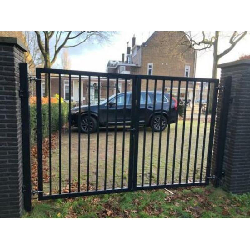 Stalen dubbel poort zwart gecoat. 305 breed en 180 hoog