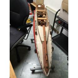 Groot model zeiljacht met opbergdok