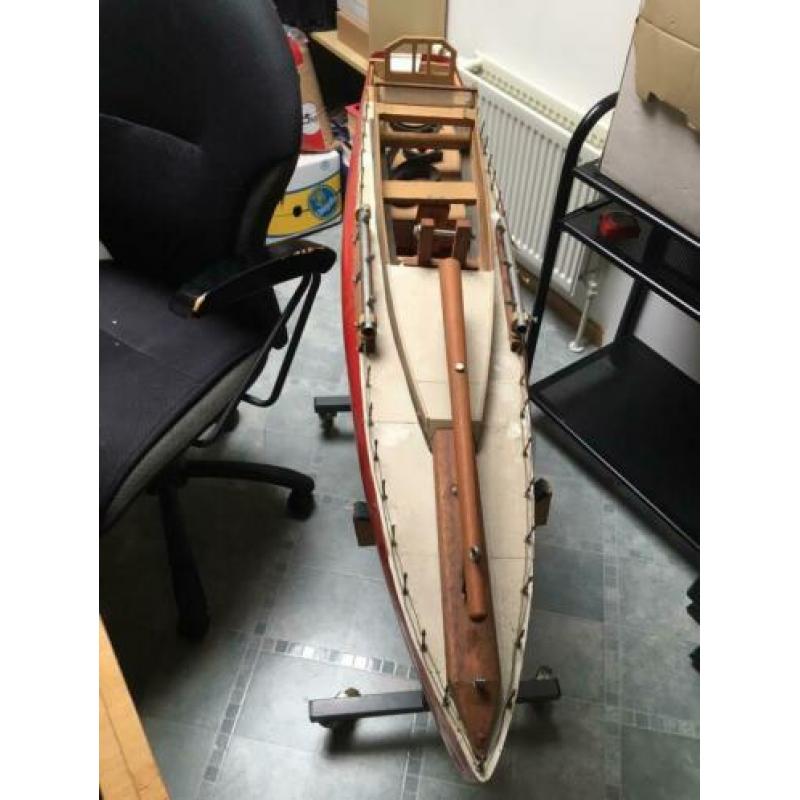 Groot model zeiljacht met opbergdok