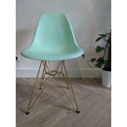 3 stoelen in verschillende kleuren: roze, mintgroen en grijs