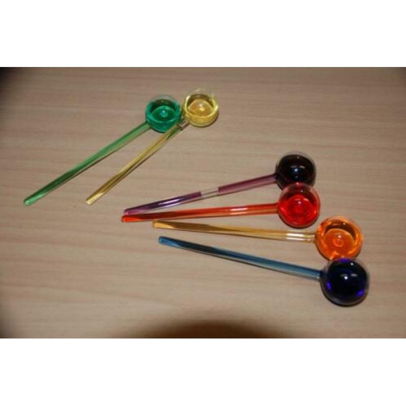 Glazen bolletjes met steeltje of pootje.