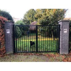 Stalen dubbel poort zwart gecoat. 305 breed en 180 hoog