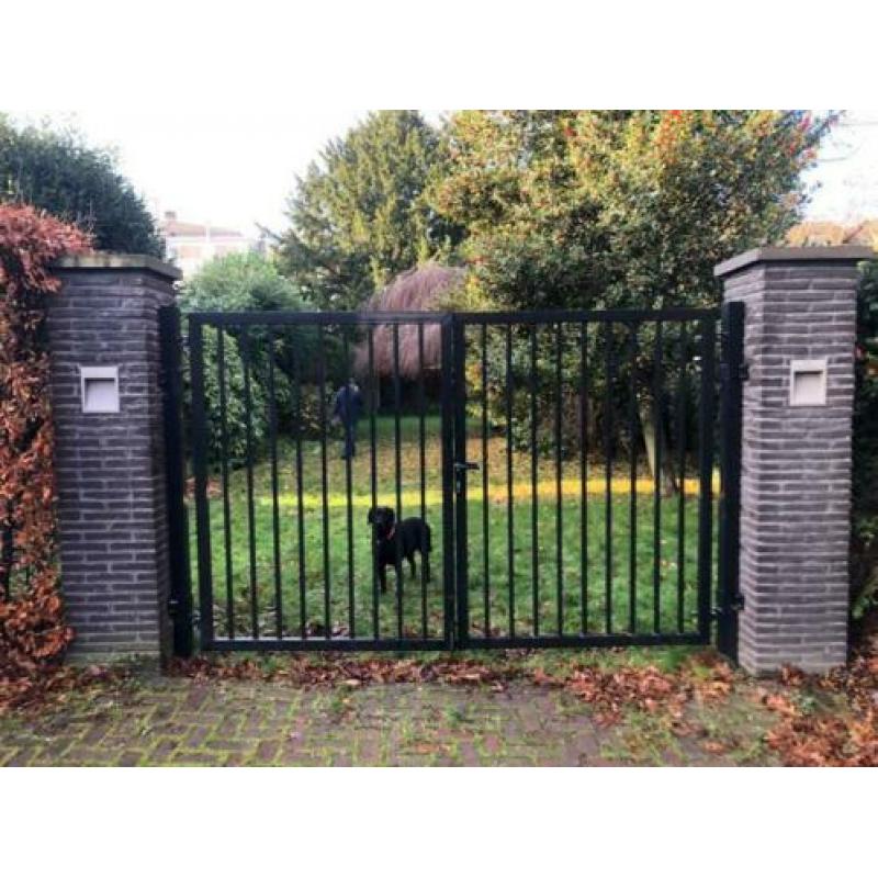 Stalen dubbel poort zwart gecoat. 305 breed en 180 hoog