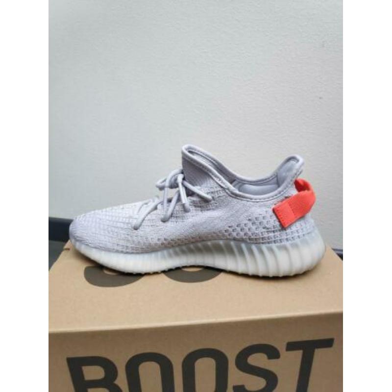 Yeezy tail light 43 1/3 MOET NU WEG