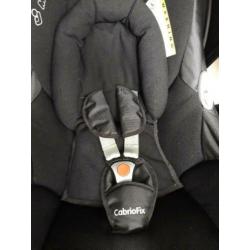 Maxicosi cabriofix black reflection + verkleiner voetenzak