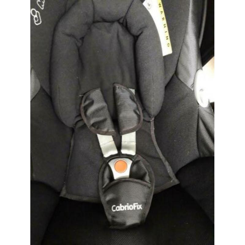 Maxicosi cabriofix black reflection + verkleiner voetenzak