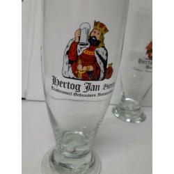 2 verschillende hertog jan bierglazen. zie foto's