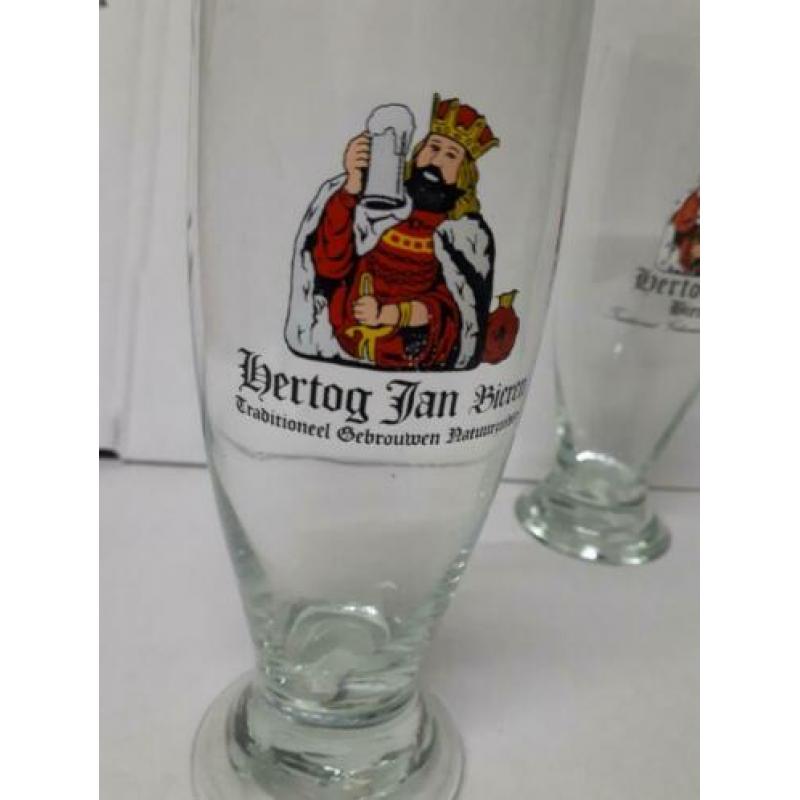 2 verschillende hertog jan bierglazen. zie foto's