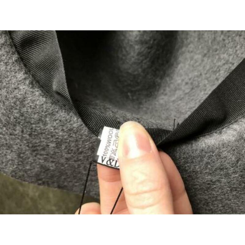Grijze Wollen hoed met zwart bandje en klein detail