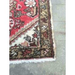 Vintage tapijt rood wit bruin 112 x 64