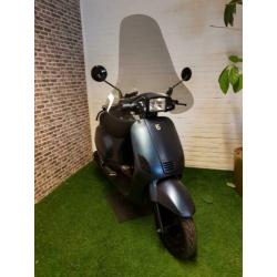 Zeer nette BTC RIVA snorscooter vespa look 2018! Kameleon