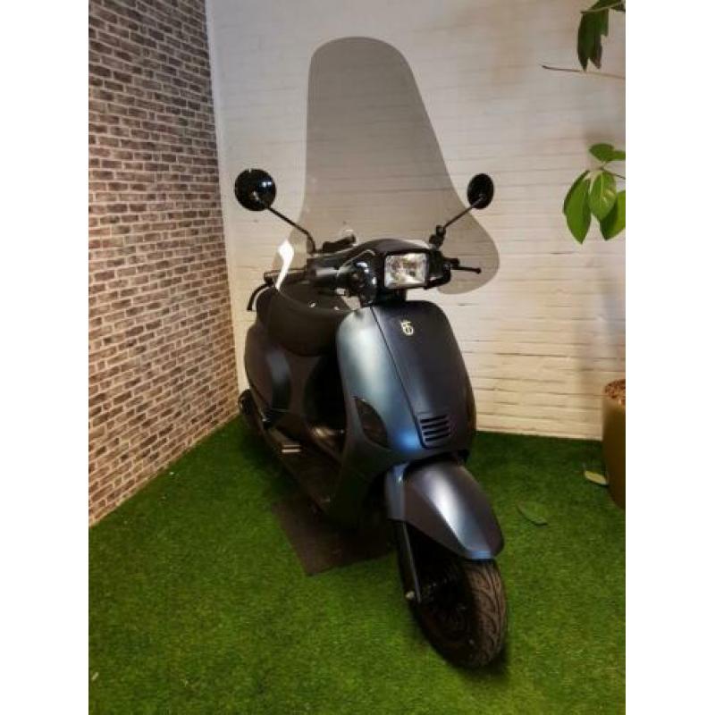 Zeer nette BTC RIVA snorscooter vespa look 2018! Kameleon