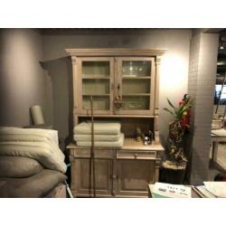 Set van mooi houten dressoir (270), spiegel en vitrinekast