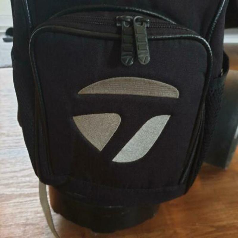 TaylorMade cartbag met Happy Golf trolley.