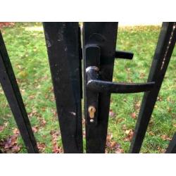 Stalen dubbel poort zwart gecoat. 305 breed en 180 hoog