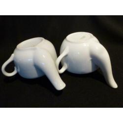 Oude brocante tuitbekers 2 en apothekersfles