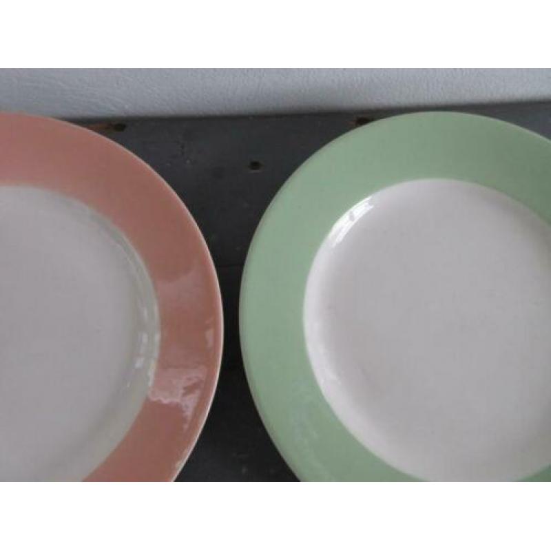 Antieke diner borden 4 x met pastel rand diameter 22,5 cm.