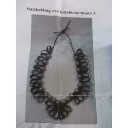 Gratis. Geknipte banden om ketting te maken.