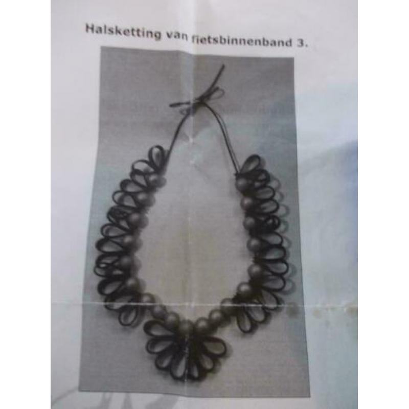 Gratis. Geknipte banden om ketting te maken.