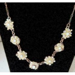 koperkleurige ketting met witte bloem strass