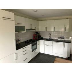Hoogglans gebroken witte keuken met zwart granieten blad