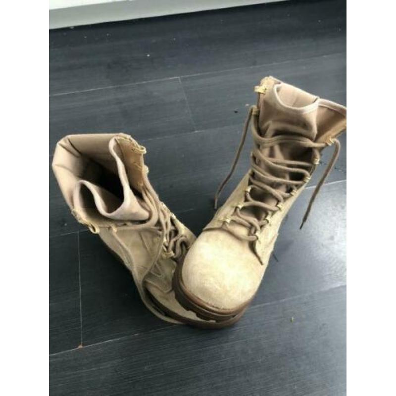 Gevechtslaarsen / leger kisten / schoenen / dessert