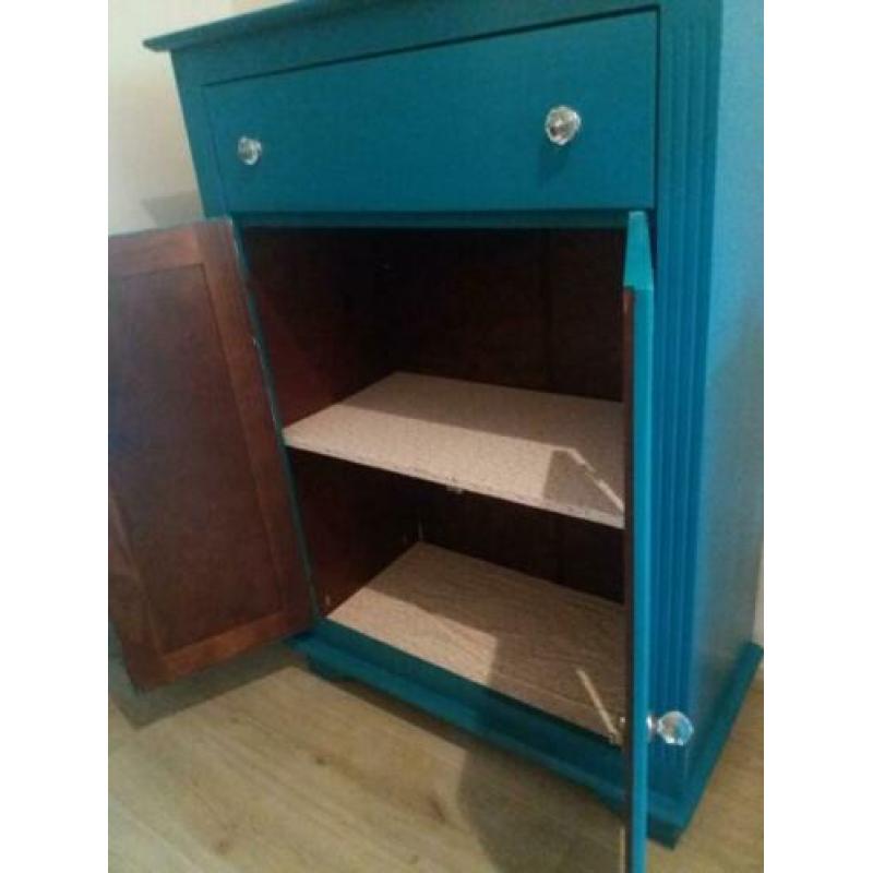Blauwe kast met twee deurtjes en één lade