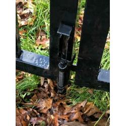 Stalen dubbel poort zwart gecoat. 305 breed en 180 hoog