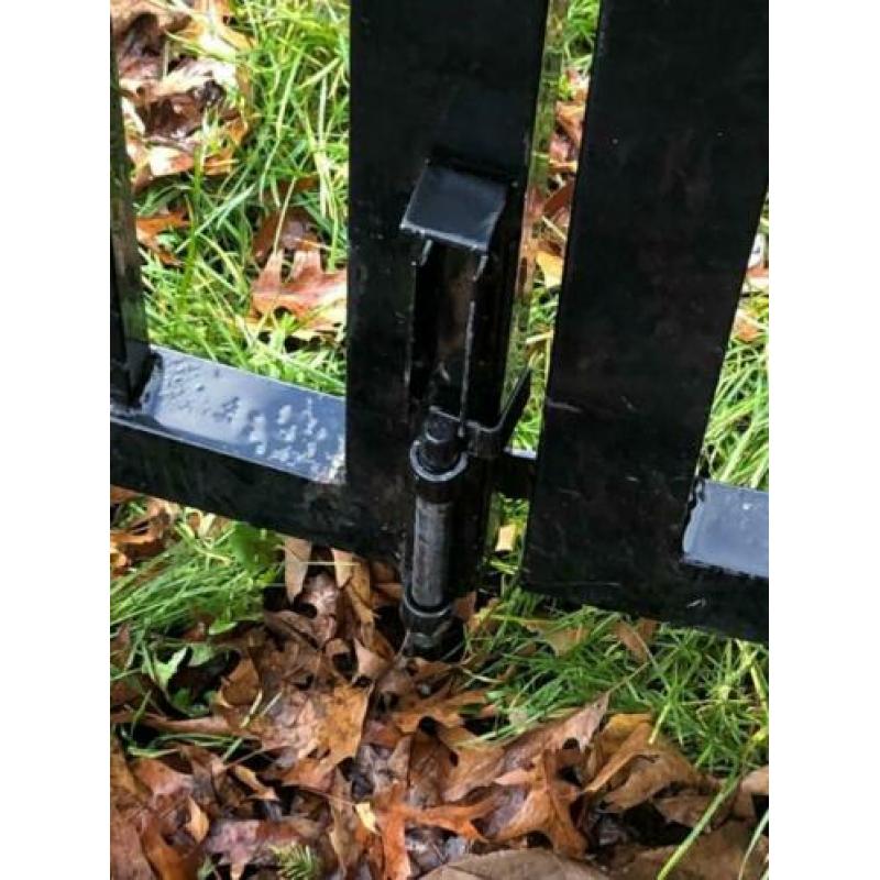 Stalen dubbel poort zwart gecoat. 305 breed en 180 hoog