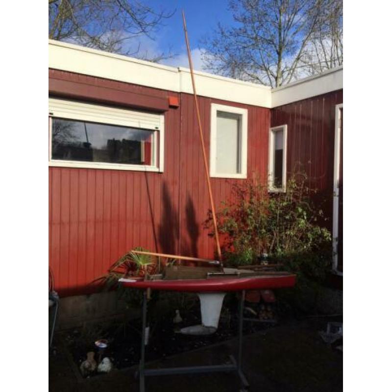 Groot model zeiljacht met opbergdok