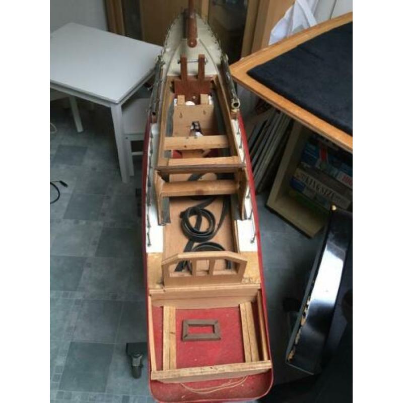 Groot model zeiljacht met opbergdok