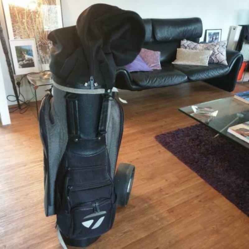 TaylorMade cartbag met Happy Golf trolley.