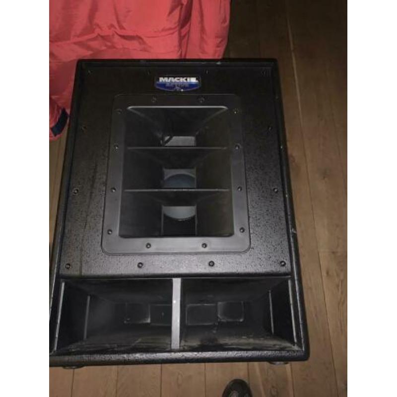 Makkie speakerset 2 x srm450 2x swa1505 inc 4 hoezen paaltje