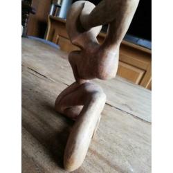 Sculptuur geabstraheerd. Je ne l'entends pas. Teakhout.