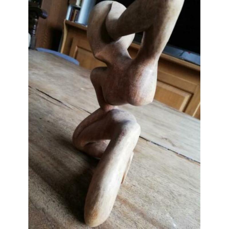 Sculptuur geabstraheerd. Je ne l'entends pas. Teakhout.