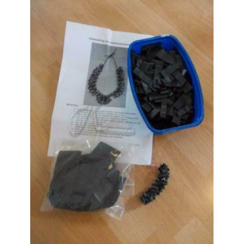 Gratis. Geknipte banden om ketting te maken.