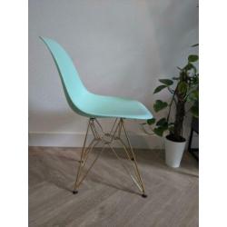 3 stoelen in verschillende kleuren: roze, mintgroen en grijs