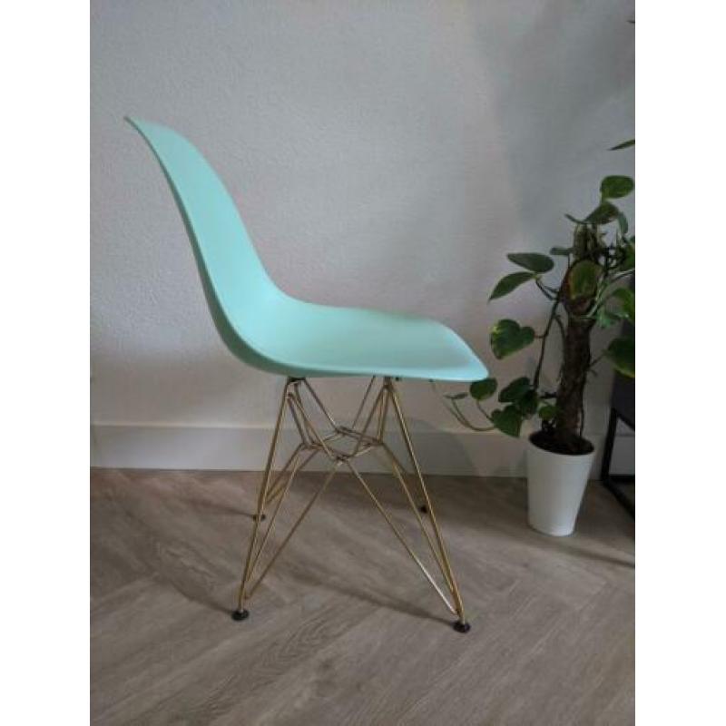 3 stoelen in verschillende kleuren: roze, mintgroen en grijs