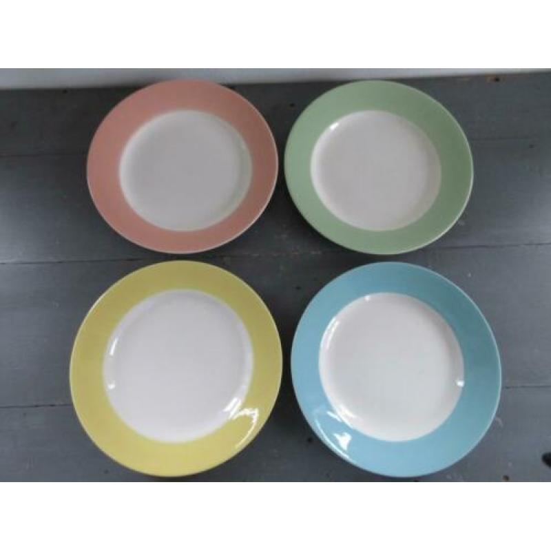 Antieke diner borden 4 x met pastel rand diameter 22,5 cm.