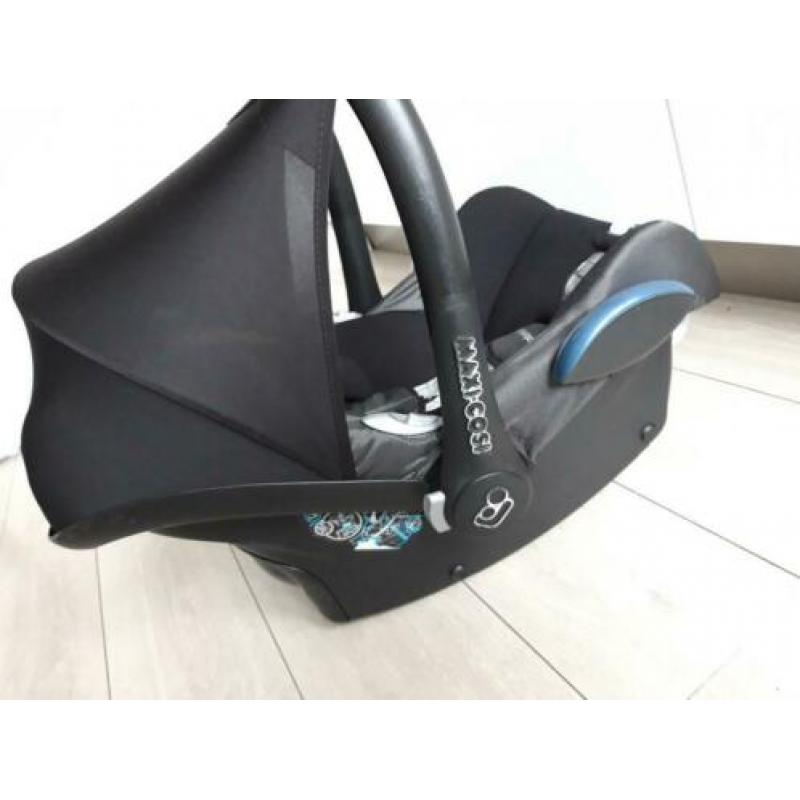 Maxicosi cabriofix black reflection + verkleiner voetenzak